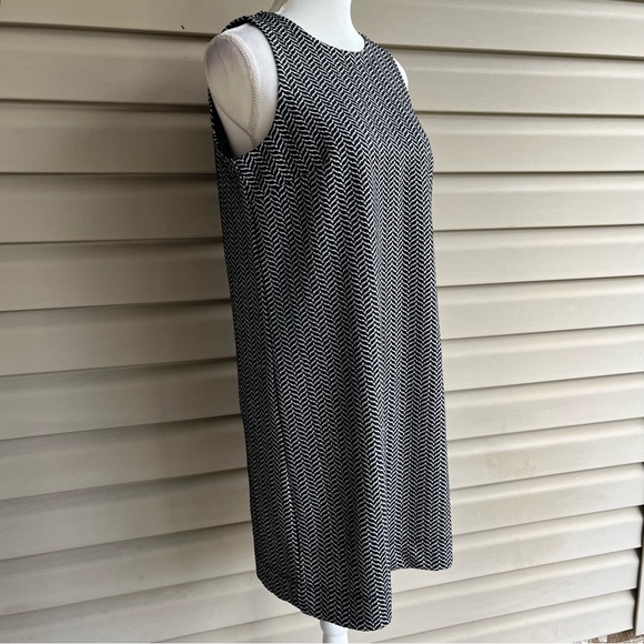•LOFT• NWT Black/White Chevron Shift Dress - Size Medium Petite - Picture 4 of 9